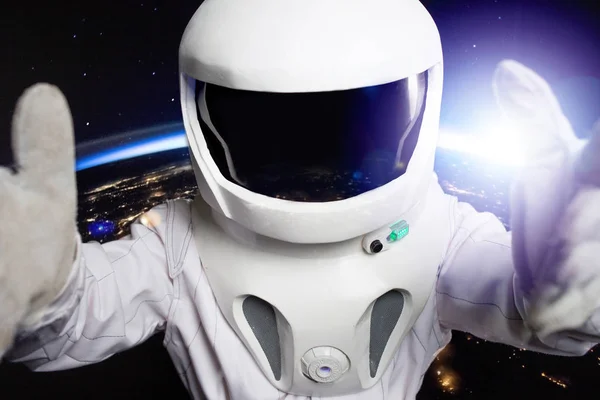 Astronauta su uno sfondo nero nello spazio. Alcune persone con il casco. Spazio libero per il viso — Foto Stock