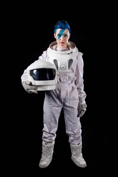 Astronauta su sfondo nero, una giovane donna con la faccia artistica nella tuta spaziale. Casco in mano — Foto Stock