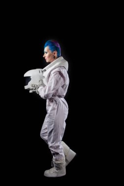 Siyah bir arka plan yüz sanat uzay giysisi içinde olan bir genç kadın astronot. Sola gider