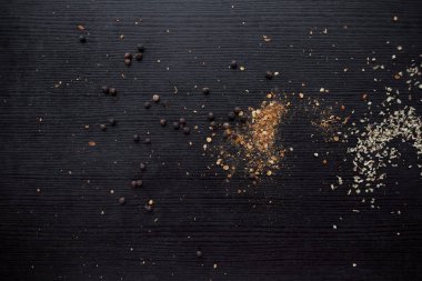 Siyah ve kırmızı biber, tahıl ve zemin baharat. Plaser masada