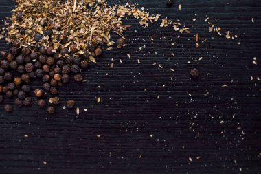 Siyah ve kırmızı biber, tahıl ve zemin baharat. Plaser masada