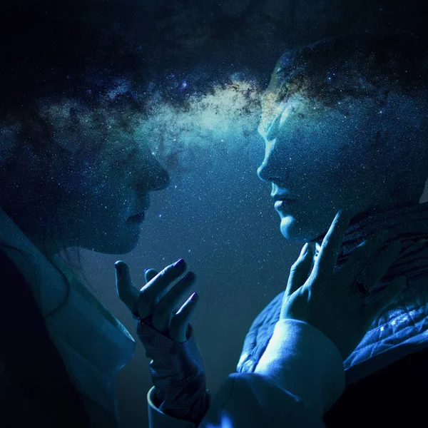 Uma mulher e um alienígena olham um para o outro. Contacto com outras civilizações. Espaço e galáxia — Fotografia de Stock