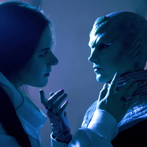 Uma mulher e um alienígena olham um para o outro. Contato com outras civilizações — Fotografia de Stock