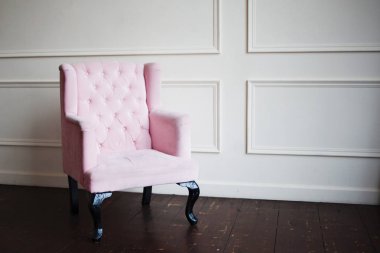 Pembe koltuk duvara. Perspektif bozulma ve boş alan