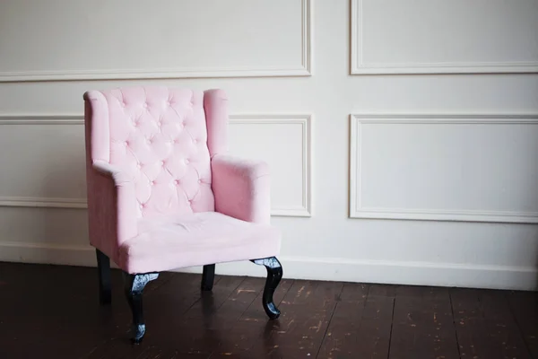 Sillón rosa contra pared. Distorsión de la perspectiva y espacio libre — Foto de Stock