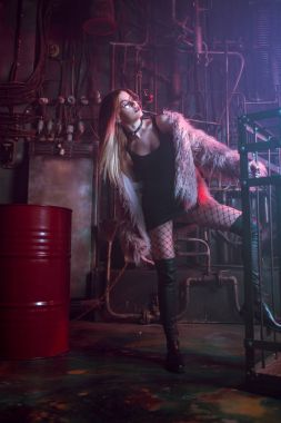 Şık giysileri ile genç çekici kadın. Kabarık pembe kürk ceket, cyberpunk arka plan güzel kız. Neon ışık