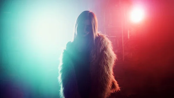 Trendiga unga kvinna i klubb, neonljus, massor av rök — Stockfoto