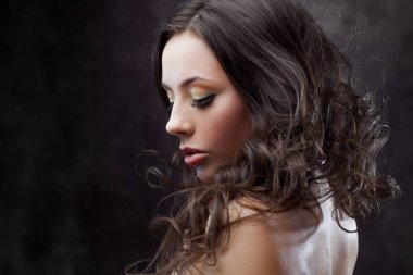 Güzel ve sağlıklı kumral. Kıvırcık saç modeli ile güzel model