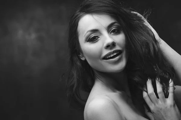 Mustavalkoinen muotokuva viehättävästä nuoresta naisesta. Kaunis malli kihara kampaus — kuvapankkivalokuva