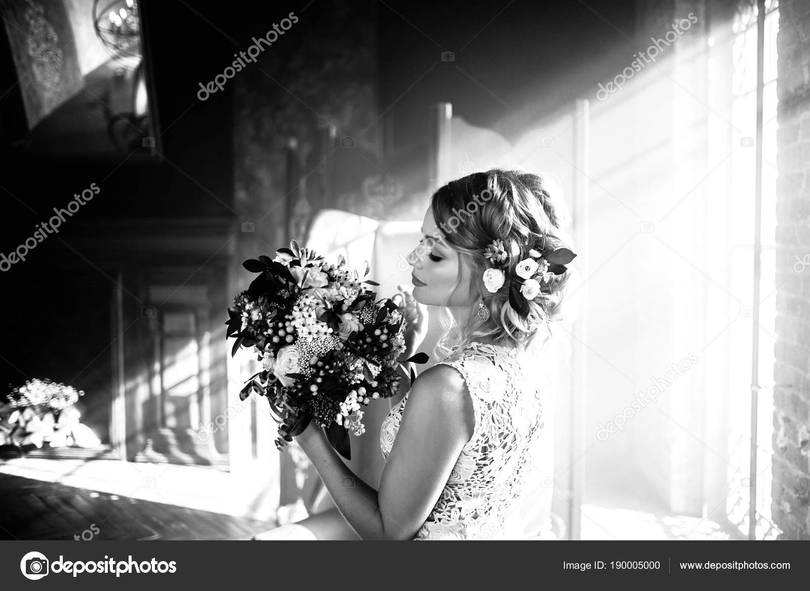 Belle Jeune Femme En Robe Avec Bouquet De Fleurs De Mariage