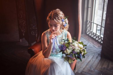 Buket çiçek ile gelinlik içinde genç güzel kadın. Düğün saç modeli, saç çiçekleri.