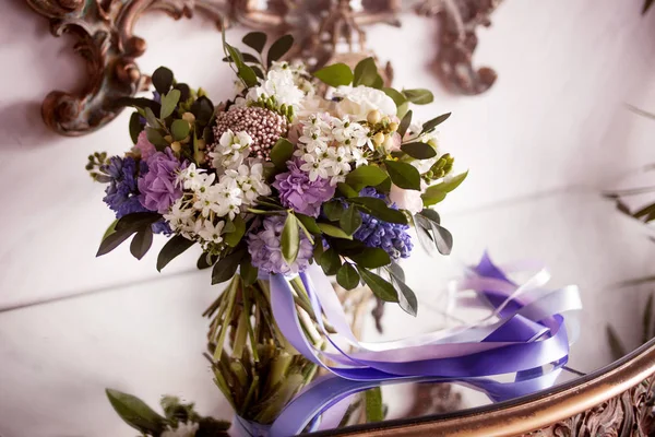 Stílusos és elegáns menyasszony csokor kék virággal — Stock Fotó