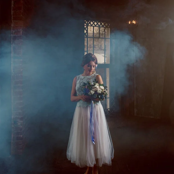 Romantische Braut auf Rauch-Hintergrund — Stockfoto