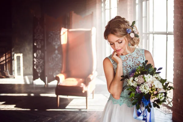 Junge schöne Frau im Brautkleid mit Blumenstrauß. Hochzeitsfrisur, Blumen im Haar. — Stockfoto