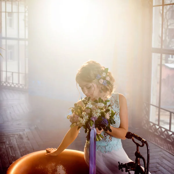 Fiatal gyönyörű nő az esküvői ruha a csokor virágot. Esküvői frizura, haj virágok. — Stock Fotó