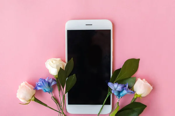 Smartphone mockup. bloemen op roze achtergrond, vrije ruimte voor uw tekst — Stockfoto