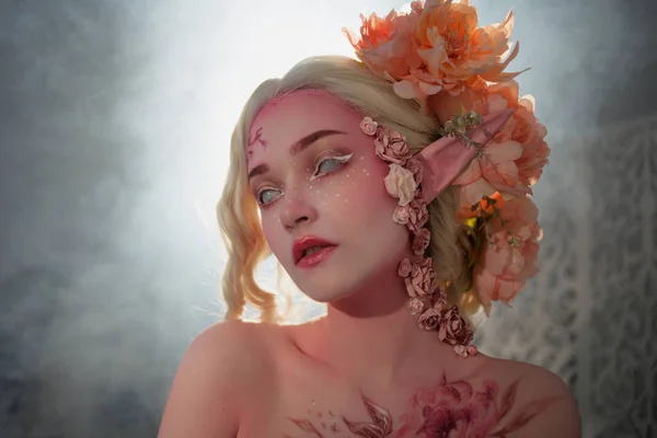 Krásná mladá dívka elf. Bodyart a kreativní make-up — Stock fotografie