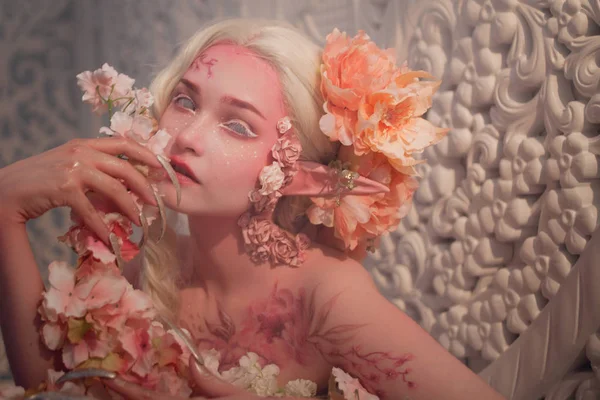 Adorable elfo entre flores. Maquillaje creativo y bodyart — Foto de Stock