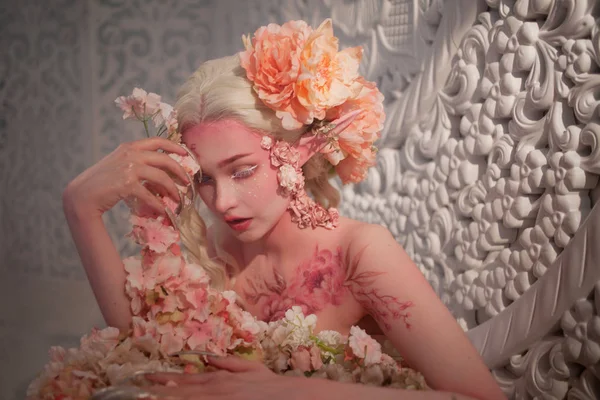 Śliczny she-elf wśród kwiatów. Kreatywnych makijaż i ultrafioletowe — Zdjęcie stockowe