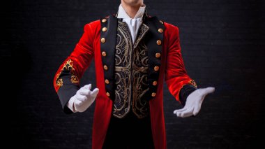 Sihirbaz içinde beyaz eldiven eller. Geceliğim üzerinde odaklanmak