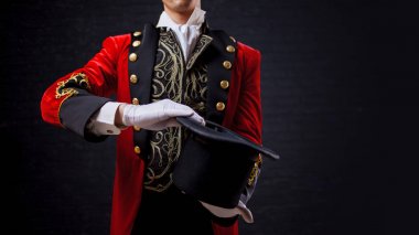 Bir sihirbaz. Close-Up el eldiven içinde kırmızı geceliğim ve silindir içinde adam.