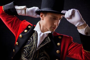 Şovmen. Genç erkek şovmen, sunum veya Sahne Alanı'nda aktör. Adam kırmızı geceliğim ve silindir.