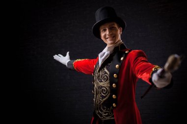 Şovmen. Genç erkek şovmen, sunum veya Sahne Alanı'nda aktör. Adam kırmızı geceliğim ve silindir.