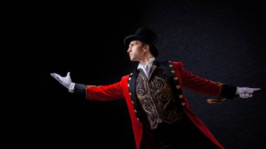 Şovmen. Genç erkek şovmen, sunum veya Sahne Alanı'nda aktör. Adam kırmızı geceliğim ve silindir.