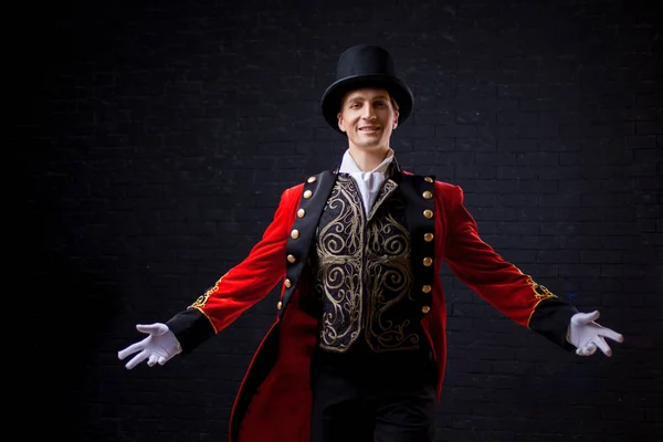 Showman. Jonge mannelijke entertainer, presentator of acteur op het podium. De man in de rode hemd en de cilinder. — Stockfoto
