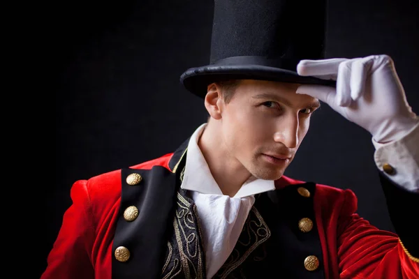 Showman. Young male entertainer, presenter or actor on stage. The guy in the red camisole and the cylinder. — Stock Photo, Image