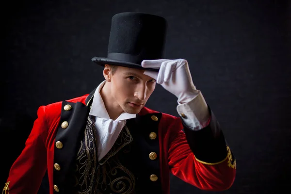 Showman. Joven artista masculino, presentador o actor en el escenario. El tipo de la camiseta roja y el cilindro . — Foto de Stock