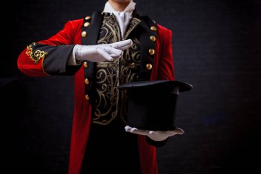 Sihirbaz illüzyonist, eldiven, elinde Close-up silindir elinde tutar, ellerini dalga