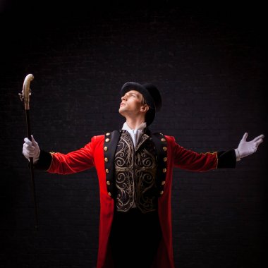 Şovmen. Genç erkek şovmen, sunum veya Sahne Alanı'nda aktör. Adam kırmızı geceliğim ve silindir.