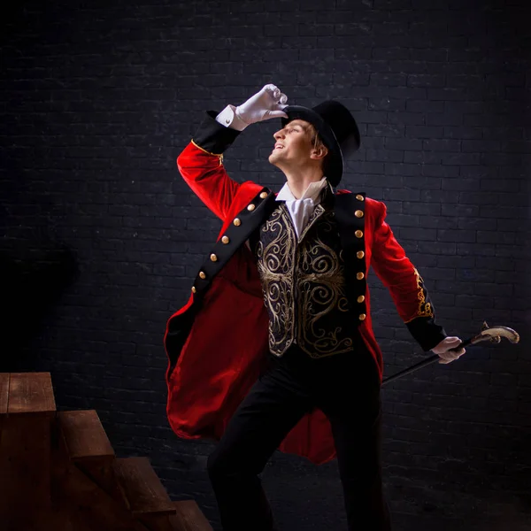 흥입니다. 젊은 남성 연예인, 발표자 또는 무대에서 배우. 빨간 여 자용 속옷 및 실린더에 남자. — 스톡 사진