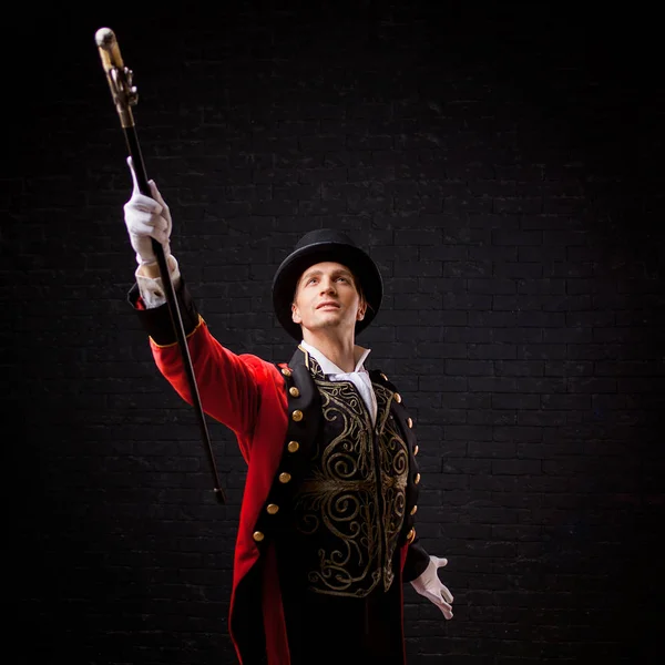 Şovmen. Genç erkek şovmen, sunum veya Sahne Alanı'nda aktör. Adam kırmızı geceliğim ve silindir.