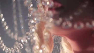 Genç güzel kız elf. Yaratıcı makyaj ve bodyart. Bir bulanıklık gider. Kristalleri ışıltı