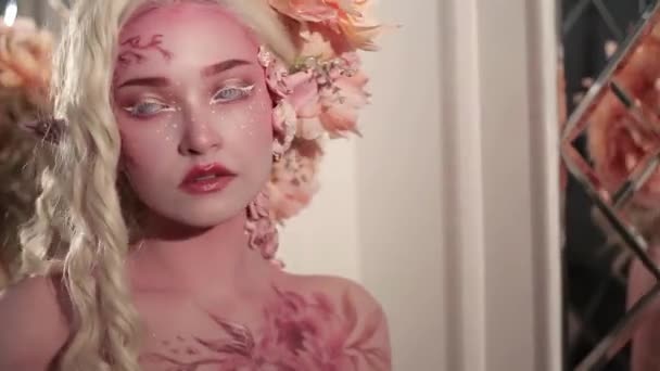 Młoda piękna dziewczyna elf. Kreatywnych makijaż i ultrafioletowe — Wideo stockowe