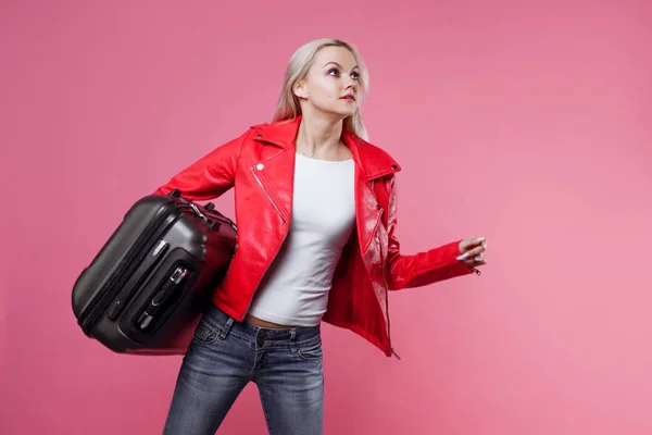 Koncept, redo att resa. Ung kvinna med resor resväska sent för flygningen. Blond turist flicka på rosa bakgrund — Stockfoto