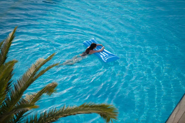 Femme dans une piscine — Photo