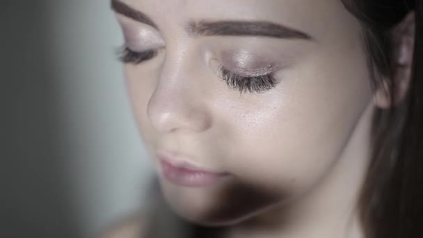 Maquilleuse faisant du maquillage pour les yeux. Jeune fille faisant maquillage professionnel, ombre à paupières — Video