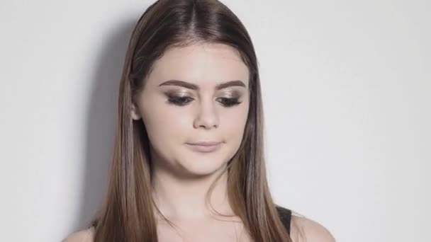 Maquilleuse faisant du maquillage pour les yeux. Jeune fille faisant maquillage professionnel, ombre à paupières — Video