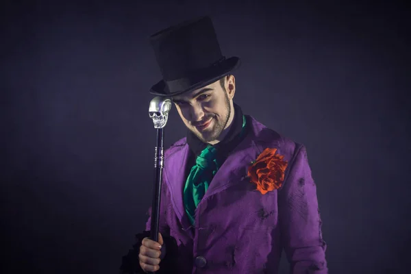 Showman. Young male entertainer, presenter or actor on stage. The guy in the purple camisole and the cylinder. — Stock Photo, Image