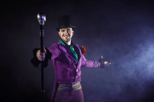 O homem do espectáculo. Jovem artista masculino, apresentador ou ator no palco. O tipo da camisola roxa e o cilindro . — Fotografia de Stock