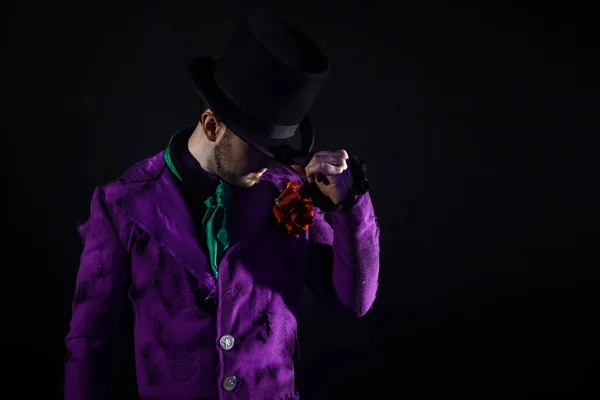 Showman. Jeune artiste, présentateur ou acteur sur scène. Le mec au camisole violet et au cylindre . — Photo