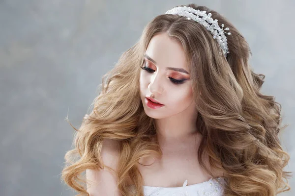 Giovane bella sposa con riccioli di lusso. Acconciatura da sposa con tiara . — Foto Stock