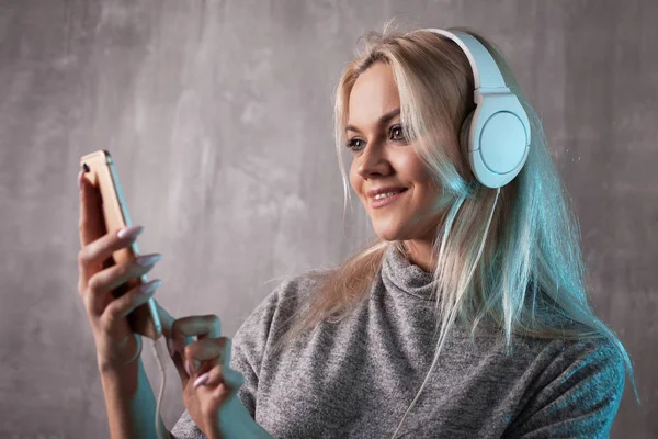 Mujer joven y atractiva escuchando música en la aplicación móvil. Chica amante de la música . —  Fotos de Stock