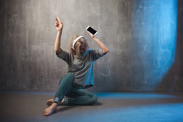 Mulher jovem e atraente ouvir música no aplicativo móvel. Menina amante da música . — Fotografia de Stock