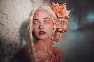 Genç güzel kız elf. Yaratıcı makyaj ve bodyart