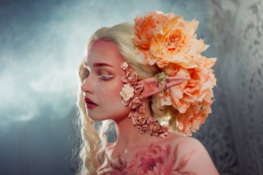 Genç güzel kız elf. Yaratıcı makyaj ve bodyart