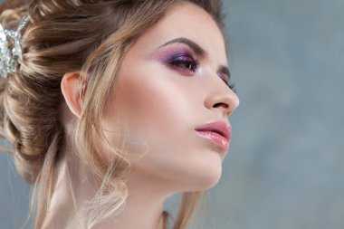 Zarif bir yüksek saç modeli ile genç güzel gelin. Düğün saç modeli ile saçında Aksesuar